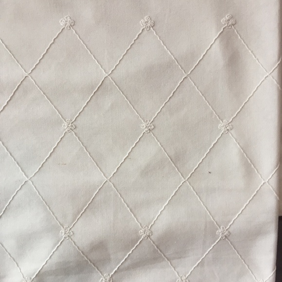 Full Size Cream bedskirt w/ embroidered pattern - Picture 7 of 16